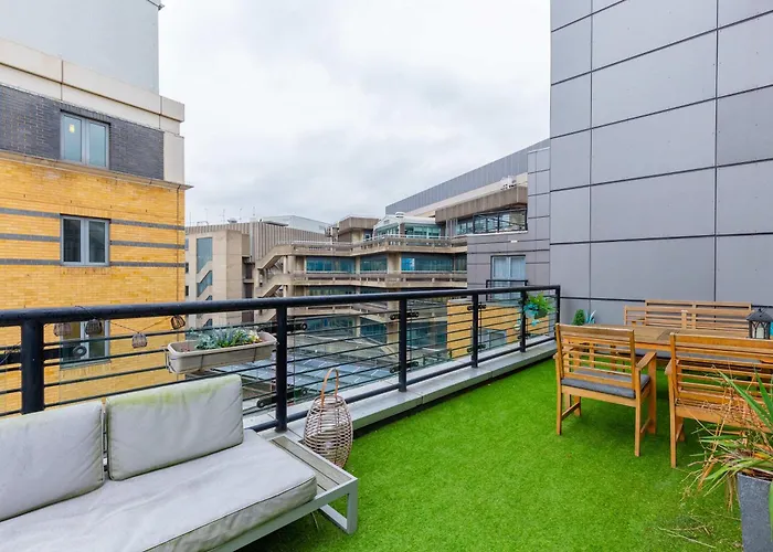 Bright 2 Bedroom Flat In Lambeth With Balcony
