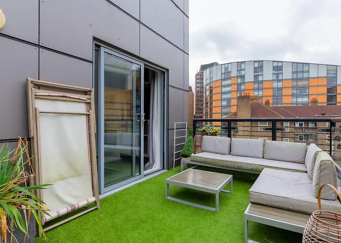 Bright 2 Bedroom Flat In Lambeth With Balcony